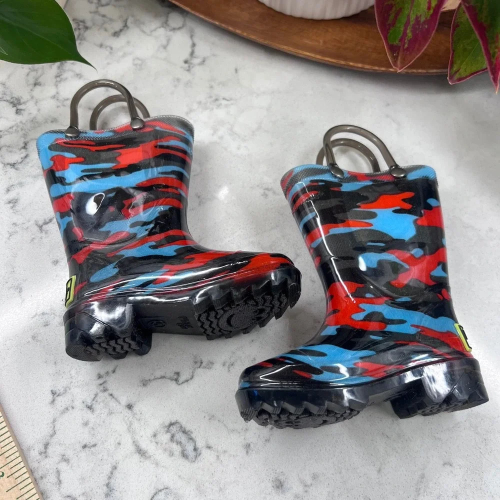 Western Chief Kids Beach Camo Lighted PVC Rain Boots Charcoal Red‎ Blue Size 5